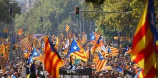 Miles de independentistas catalanes