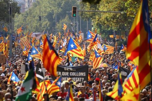 Miles de independentistas catalanes