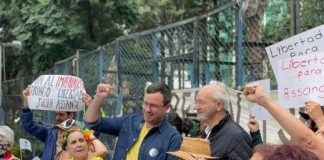 Padre de Julian Assange