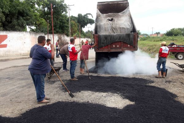 Asfaltado para optimizar la vialidad en varios sectores.