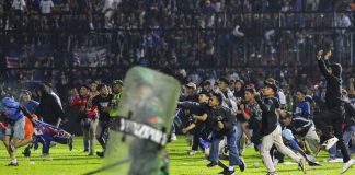 Indonesia: Violencia en partido de fútbol dejó más de 120 muertos