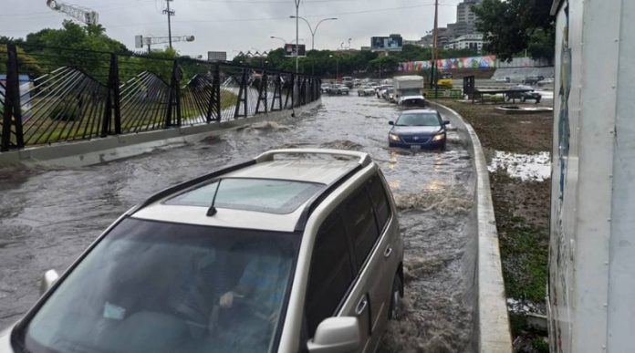 lluvias-causan-inundaciones-en-caracas-y-miranda-77606 paso de onda tropical
