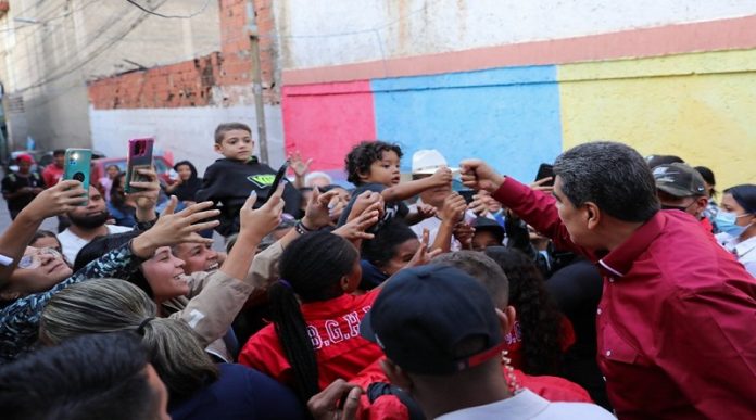 Maduro insta a ir a las catatumbas del pueblo para atender necesidades Maduro insta a ir a las catatumbas del pueblo para atender necesidades