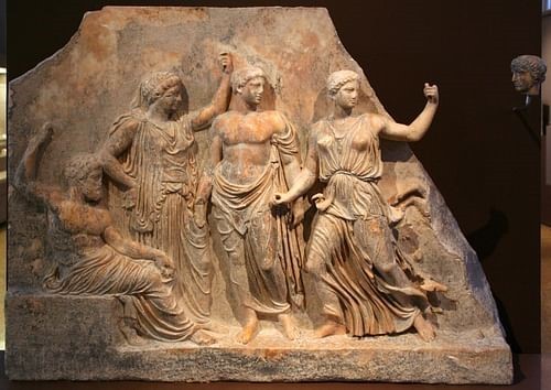 Un relieve que muestra a Zeus y Leto con su descendencia Apolo y Artemisa a la derecha. 420-410 a. (Museo Arqueológico de Brauron, Grecia) Foto: Dominio Público