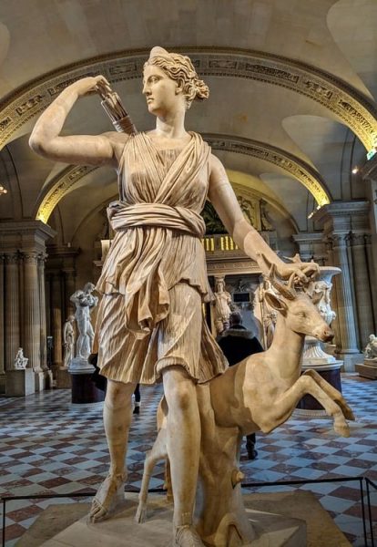 Artemisa, diosa de la caza, conocida como la "Diana de Versalles", expuesta en el Museo del Louvre, París, Francia. Siglo II d. C. copiado de un original griego que data del 330 a.Foto: Jan van der Crabben 