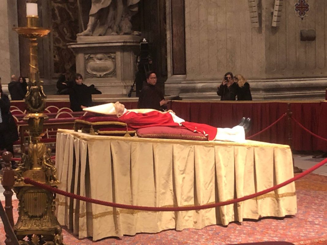 Papa Emérito Benedicto XVI-ceremonia velatoria-embajada venezolana