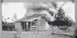 La casa de un residente negro se muestra en llamas durante los disturbios raciales en 1923. Fotografía: Bettmann/Corbis (Fuente: theguardian.com)