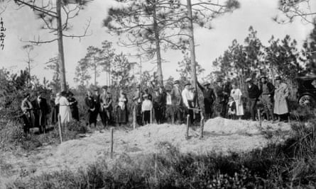 Una multitud de ciudadanos blancos de Sumner, cerca de la escena, se muestra en 1923. Fotografía: Bettmann/Corbis (Fuente: theguardian.com)