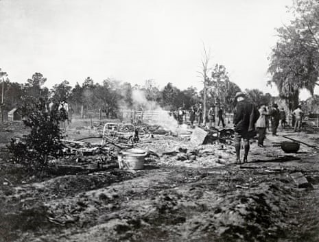 Las ruinas de la vivienda de dos pisos cerca de Rosewood, Florida, en 1923, donde los residentes negros se atrincheraron y lucharon contra una banda de blancos. Fotografía: Bettmann/CORBIS (Fuente: theguardian.com)