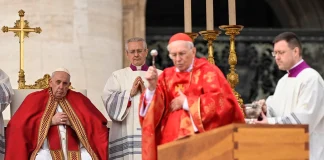 papa-francisco-bendicion-feretro-papa-emerito-benedicto-xvi-plaza-san-pedro-ciudad-vaticano_98