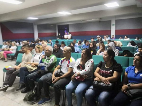 Público asistente al conversatorio “Chéjov y su tiempo” en el Colegio Fermín Toro de Guanare, con Aníbal Grunn y Rubén Darío Gutiérrez