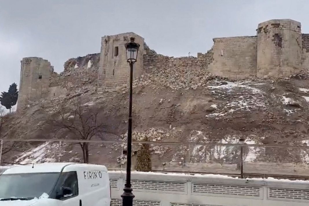 El castillo de Gaziantep se viene abajo tras el sismo. Reuters