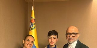 Rosa Grözde, venezolana sobreviviente de terremoto en Türkiye, junto a su hijo y el embajador de Venezuela