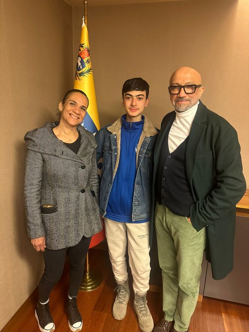 Rosa Grözde, venezolana sobreviviente de terremoto en Türkiye, junto a su hijo y el embajador de Venezuela