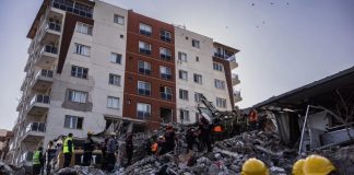 Equipos de rescate buscan entre los escombros de un edificio derrumbado en Antakya, Turquía, el 18 de febrero de 2023. © Sameer Al-Doumy/AFP
