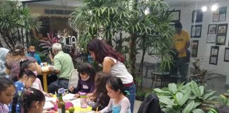 Niñas, niños, jóvenes y adultos disfrutan de los talleres que el Museo de Arte Valencia (MUVA) ofrece a toda la familia