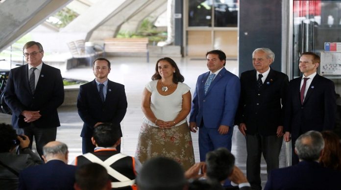 Gobierno de Chile reconoce a bomberos de Venezuela por su apoyo Gobierno de Chile reconoce a bomberos de Venezuela por su apoyo