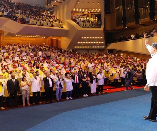 Entregan títulos a más de mil 700 nuevos médicos integrales comunitarios
