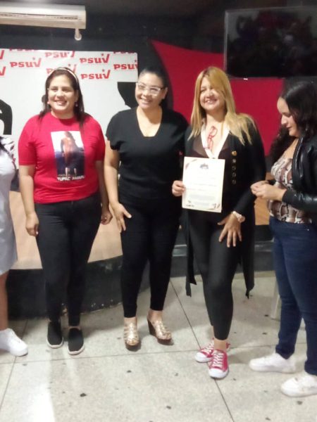 Youlimar Taborda entrega certificados