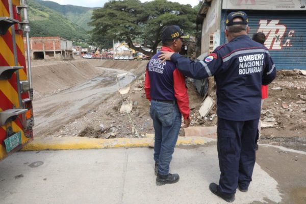 El viceministro para la Gestión de Riesgo y Protección Civil, M/G Carlos Pérez Ampueda, informó que fue activado el Plan de Lluvias para el inicio de esta temporada 2023, con el objetivo de que las autoridades nacionales, estadales y municipales, realicen de manera preventiva las limpiezas de cuencas y ríos. Destacó que la activación, permite informar al pueblo venezolano las incidencias de precipitaciones y las medidas preventivas; así como, la ejecución de las estrategias y acciones para la mitigación de peligros, en articulación con el Sistema Nacional de Gestión de Riesgo (SNGR), Protección Civil, VEN 911, Instituto Nacional de Meteorología e Hidrología (Inameh), el Sistema Defensivo Territorial y con los órganos de seguridad ciudadana de todo el territorio nacional. “El inicio de las lluvias debería ser el primero de mayo hasta finales de noviembre, sin embargo, esta temporada ya comenzó por el sur oriental, sur occidental y los Andes de Venezuela”, dijo el viceministro Pérez Ampueda.