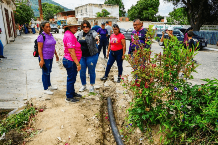 Acueducto-Naguanagua-1-696x464 La alcaldesa recorrió la zona con el fin de constatar el avance de dicha obra, que inició hace tres meses. Foto: Prensa Alcaldía Naguanagua.