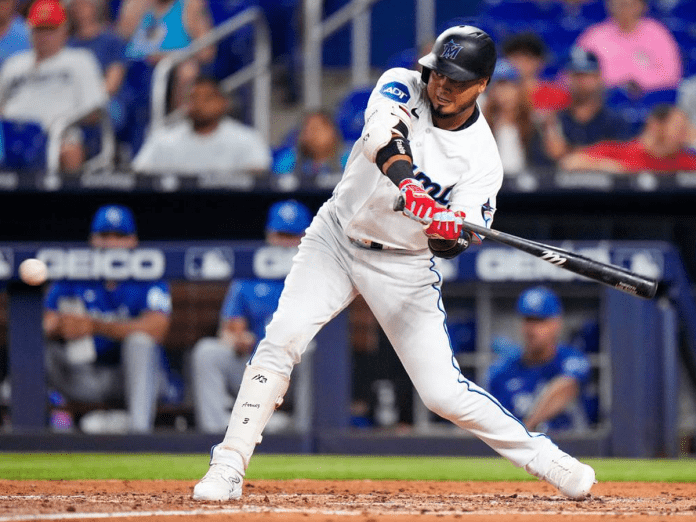 Luis-Arraez-2-696x522 100 hits