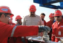 El presidente Nicolás Maduro y el presidente de PDVSA, Pedro Tellechea (der), reactivan pozos petroleros recuperados con "esfuerzo propio" de la estatal en el oriente del país (Foto: PDVSA)