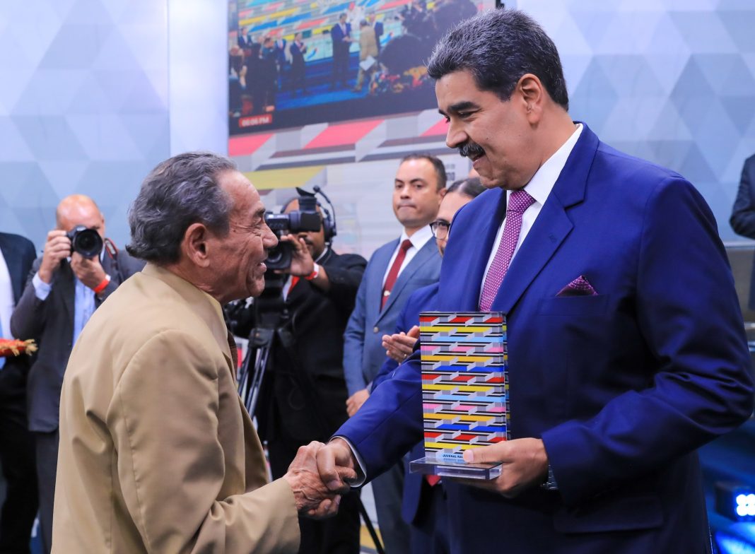 Premio Nacional de Periodismo Simón Bolívar 2023-Pdte. Maduro-entrega