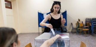 griegos acuden a las urnas