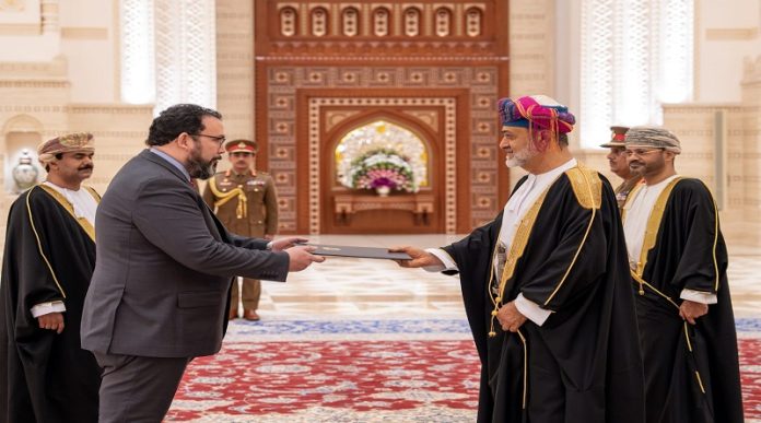 Embajador David Velásquez entrega carta credencial al Sultán Haitham Bin Tarik