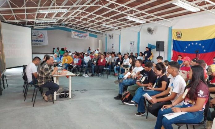 Comuneros y Movimientos Sociales debatieron sobre la democracia