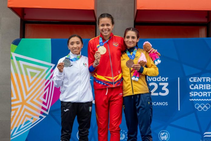 joselyn-brea-sal-salvador-2023 La carabobeña terminó en lo más alto del podio y rompió el récord de los juegos en la prueba de media maratón 21 k con un tiempo de 1:15:04. (Fundadeporte)