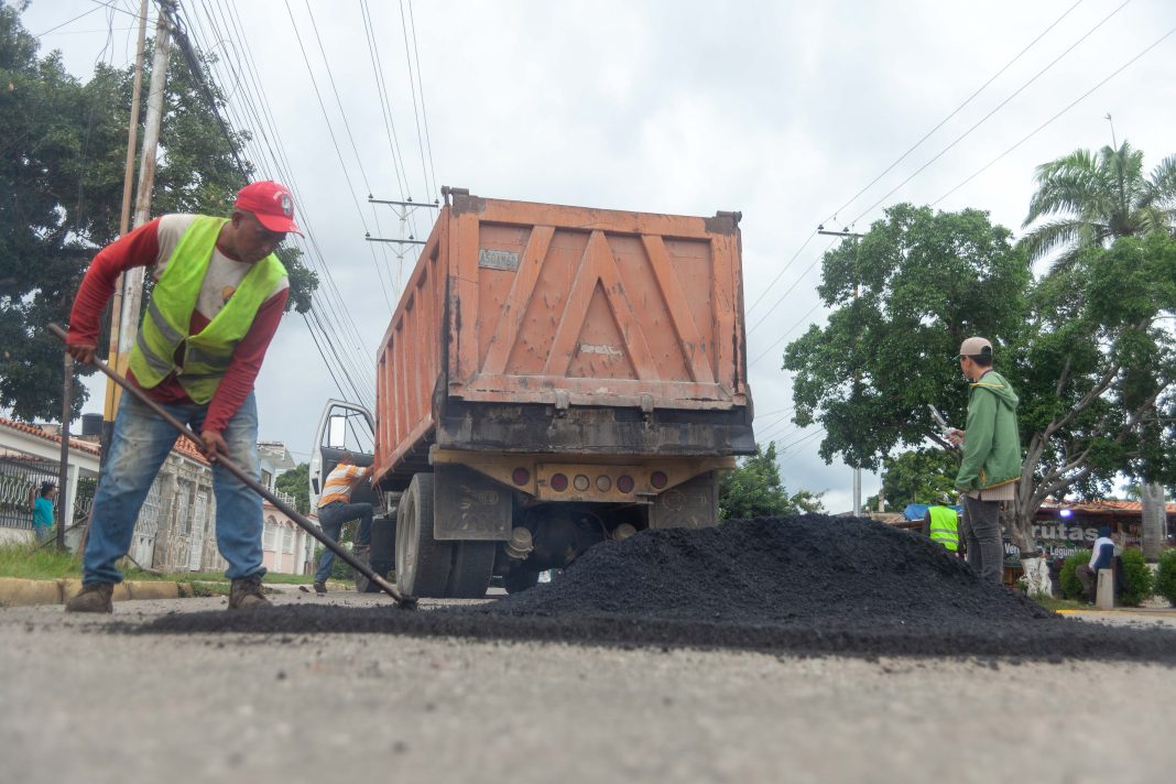 Continuan labores de asfaltado y bacheo en Guacara Continuan labores de asfaltado y bacheo en Guacara