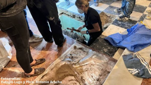 Monseñor Salvador Montes de Oca-exhumación 1