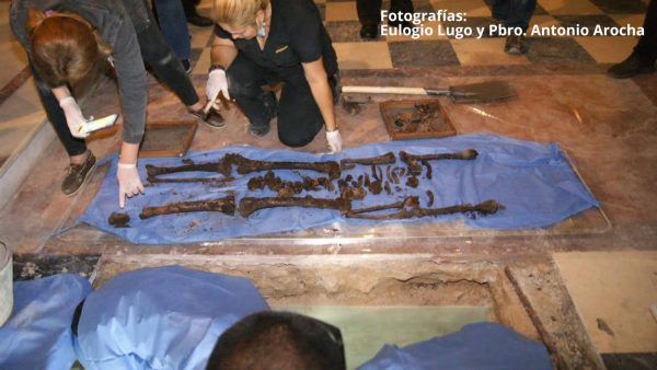 Monseñor Salvador Montes de Oca-exhumación 1