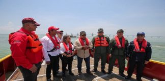 Inspeccionan embarcaciones para recolectar crudo en el Lago de Maracaibo