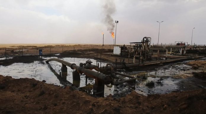 saquear recursos petroleros en Siria