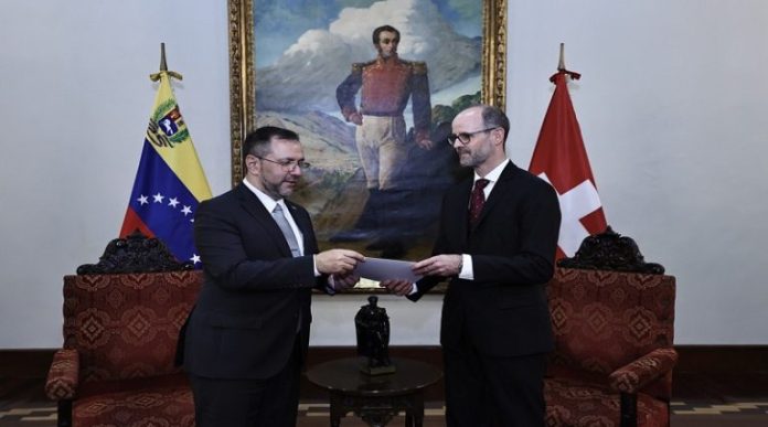 Nuevo embajador de Suiza entrega Copias de Estilo en Venezuela