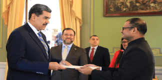 Embajador de la India entrega cartas credenciales al presidente Maduro