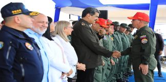 Jefe de Estado impone Cruz de la Aviación Militar a integrantes de la AMB