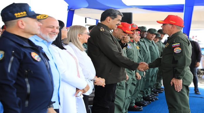 Jefe de Estado impone Cruz de la Aviación Militar a integrantes de la AMB Jefe de Estado impone Cruz de la Aviación Militar a integrantes de la AMB