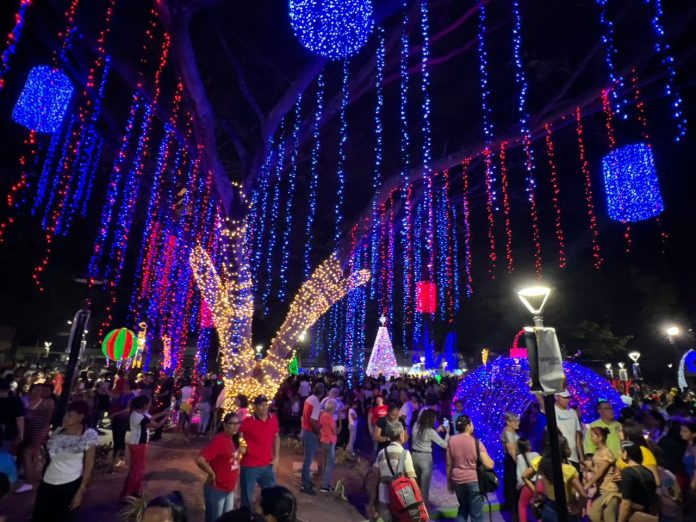Alcalde Fuenmayor develó escultura ecuestre de Simón Bolívar y realizó encendido de luces de Navidad en la Plaza Bello Monte de Valencia (9)