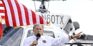 Gobernador de Texas firma ley que reprime a migrantes sin documentos