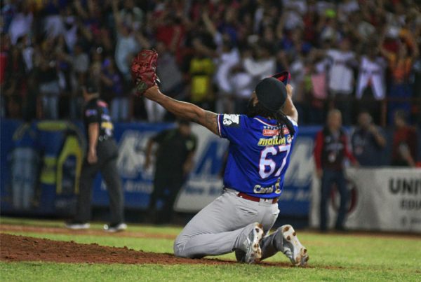 Arnaldo Hernández-Tiburones de La Guaira campeones