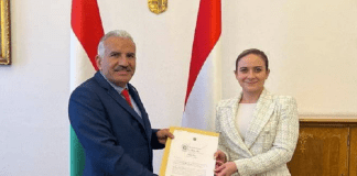 Embajador José Ramón Rivero entrega Copias de Estilo en Hungría