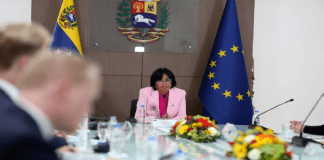 Delcy Rodríguez se reúne con representantes de la UE