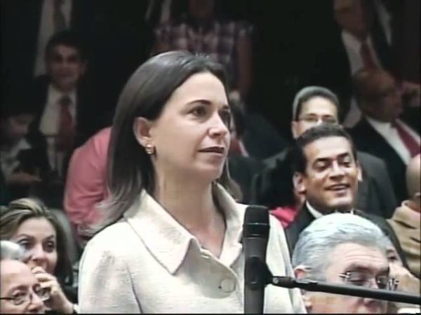María Corina-Chávez-águila no caza moscas