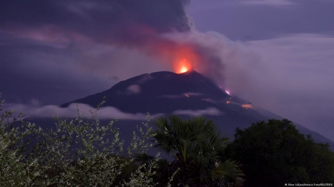 Volcán en erupción - Indonesia