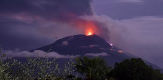 Volcán en erupción - Indonesia