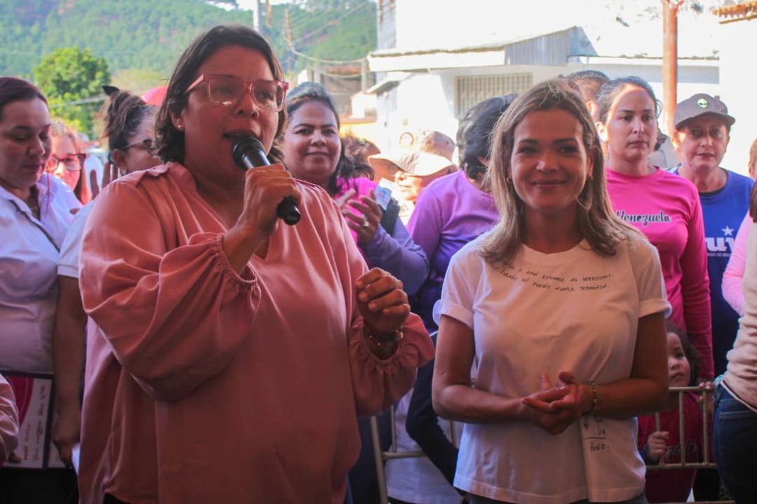 MINISTRA-DHELIZ-ALVAREZ-Y-ALCALDESA-ANA-GONZALEZ-CONDUCEN-DEBATE-DE-LAS-7T-CON-300-MUJERES-DE-NAGUANAGUA-8 Ana González - Dheliz Álvarez